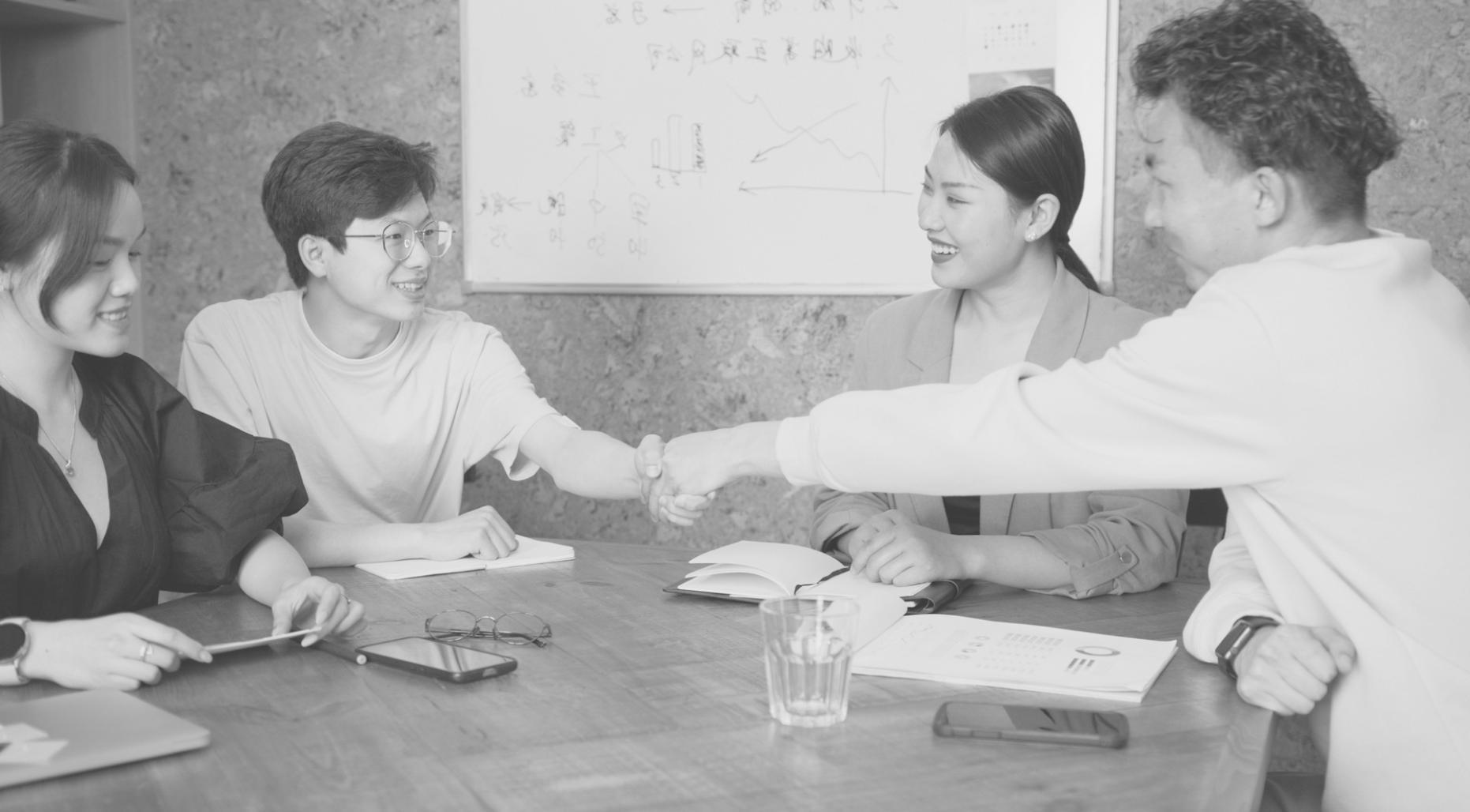 Team bei einer Strategiebesprechung im modernen Büro