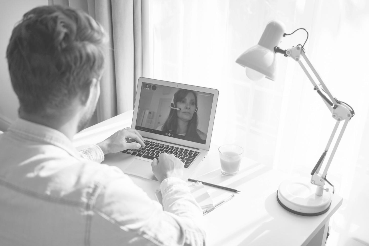 Teilnehmende bei gemeinsamer Übung zur Teamdynamik