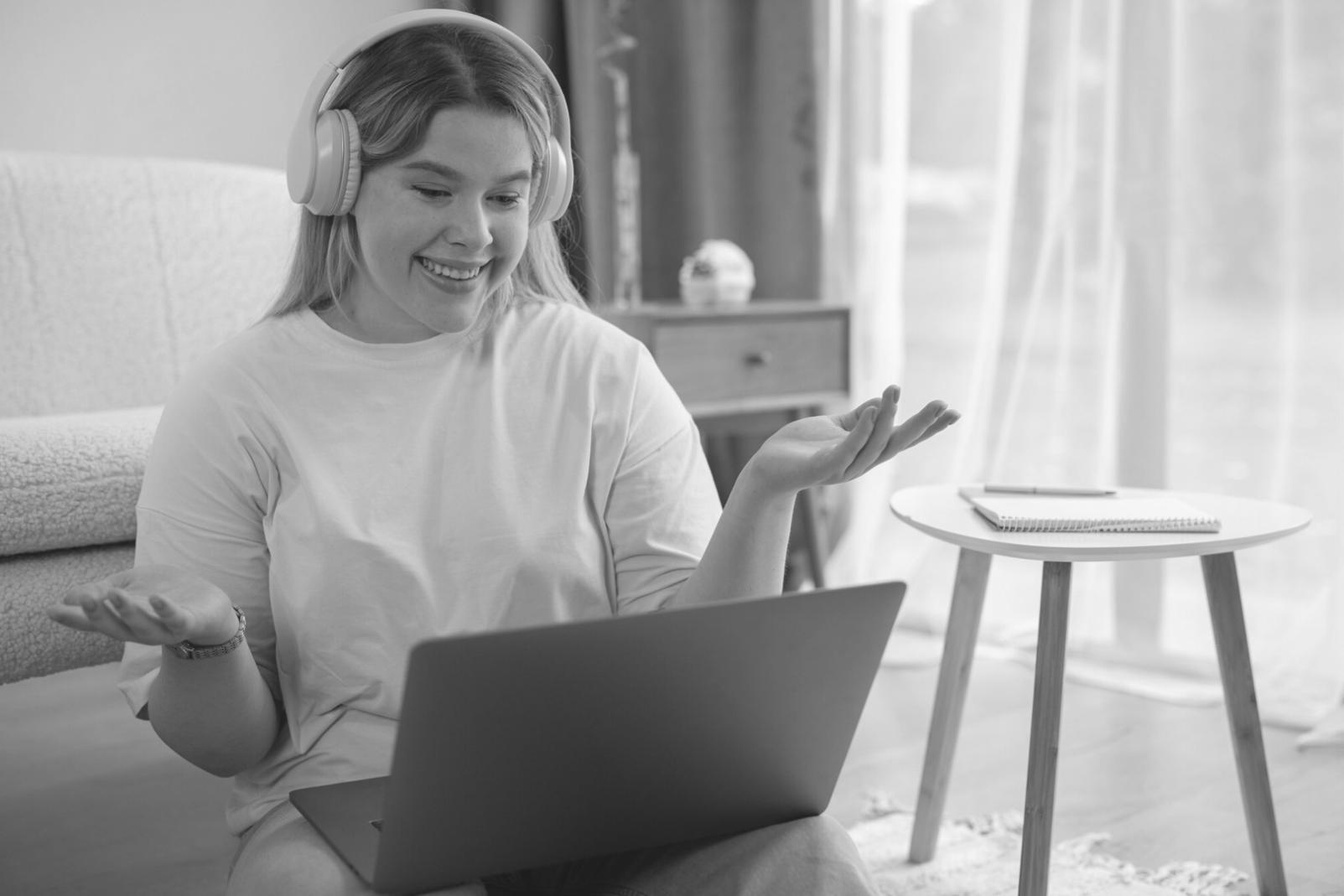 Ein Team findet gemeinsam neue Perspektiven während einer praxisnahen Zusammenarbeit
