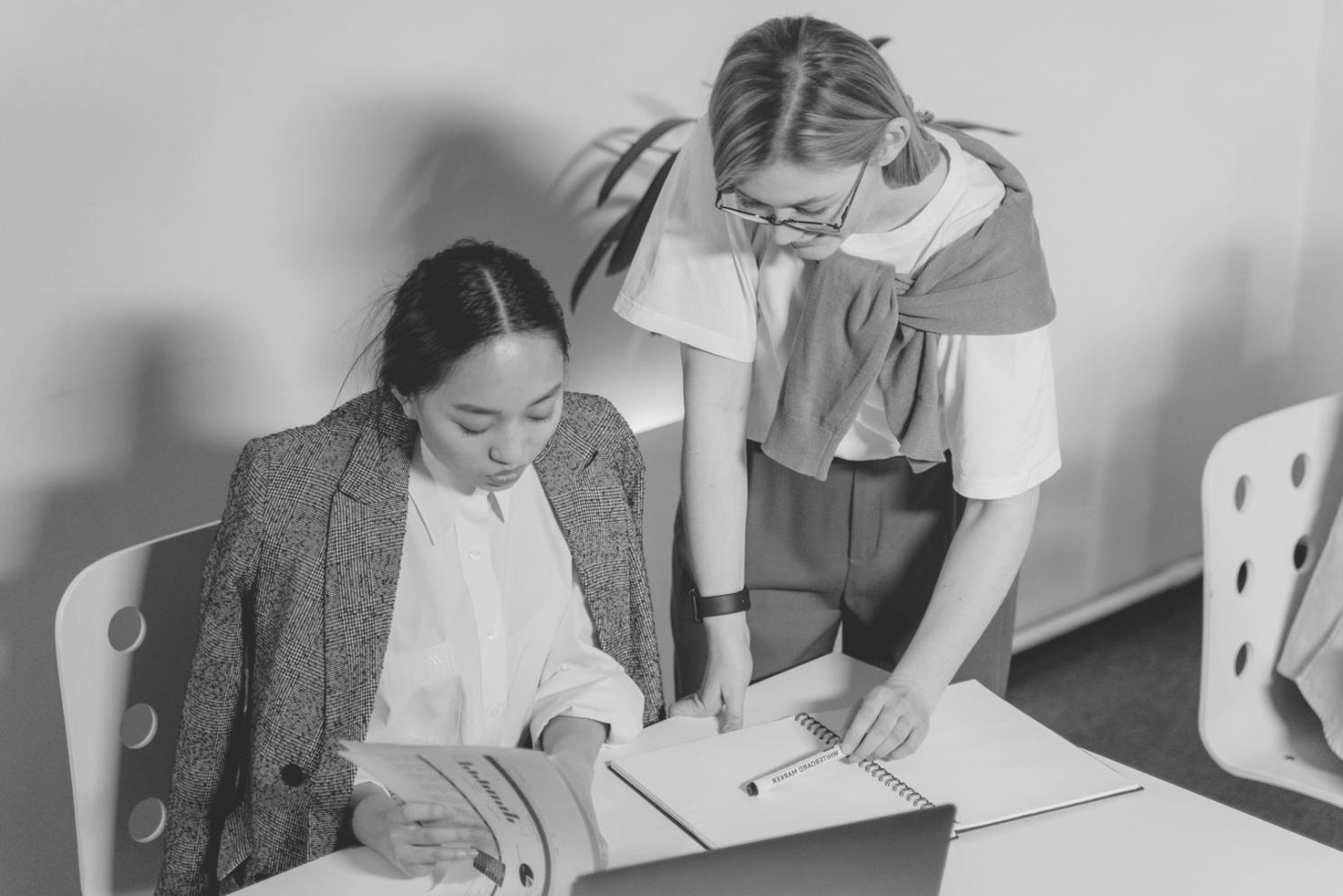 Moderiertes Teamgespräch in entspannter Atmosphäre