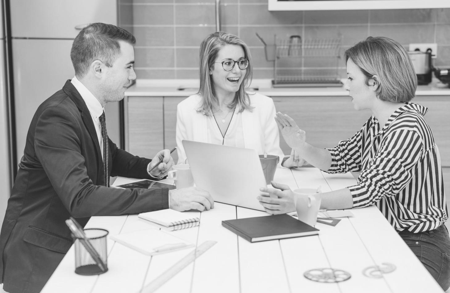 Team bei gemeinsamer Arbeit an strategischen Zielen