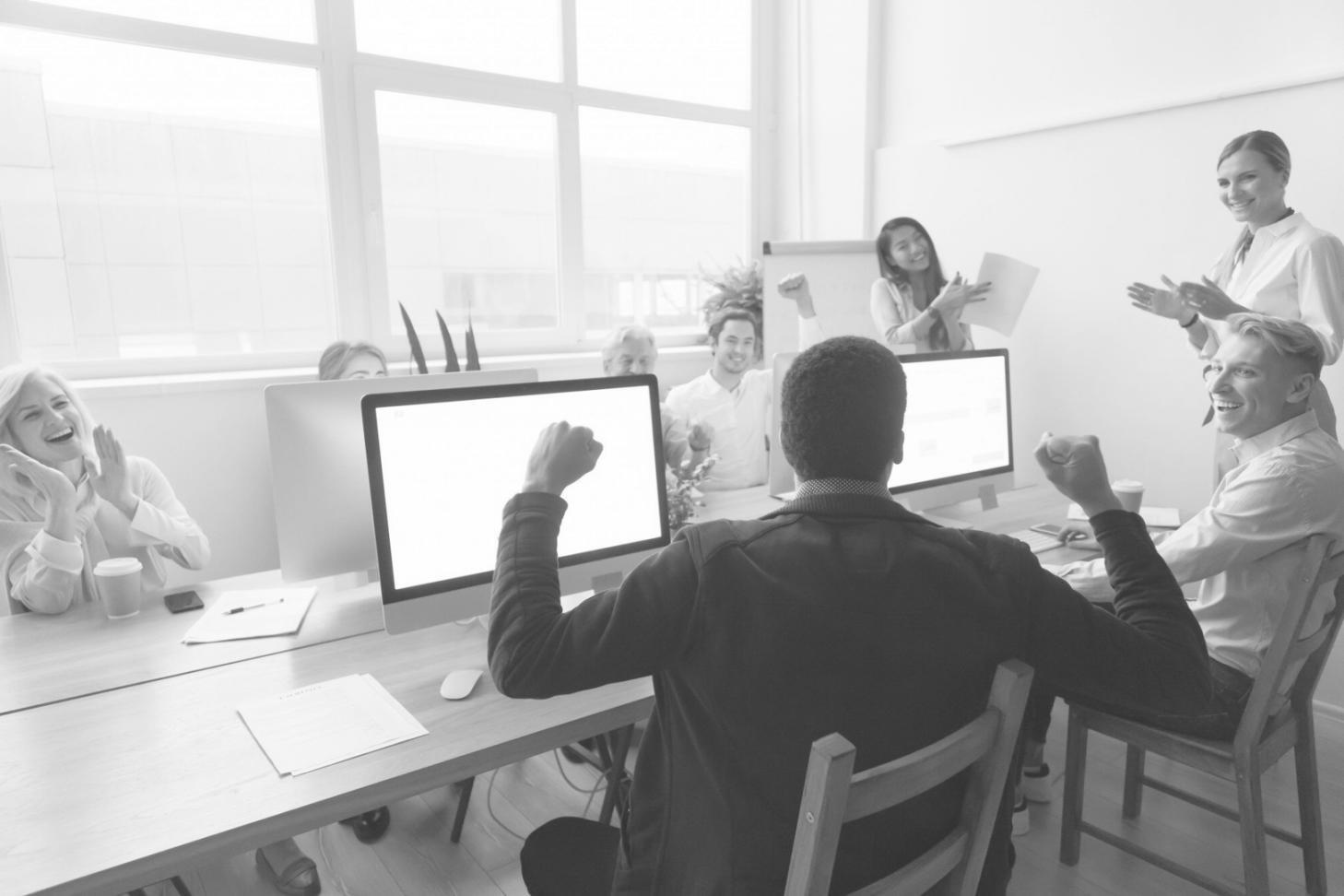 Teamarbeit bei Myrthavionx in modernem Büroumfeld