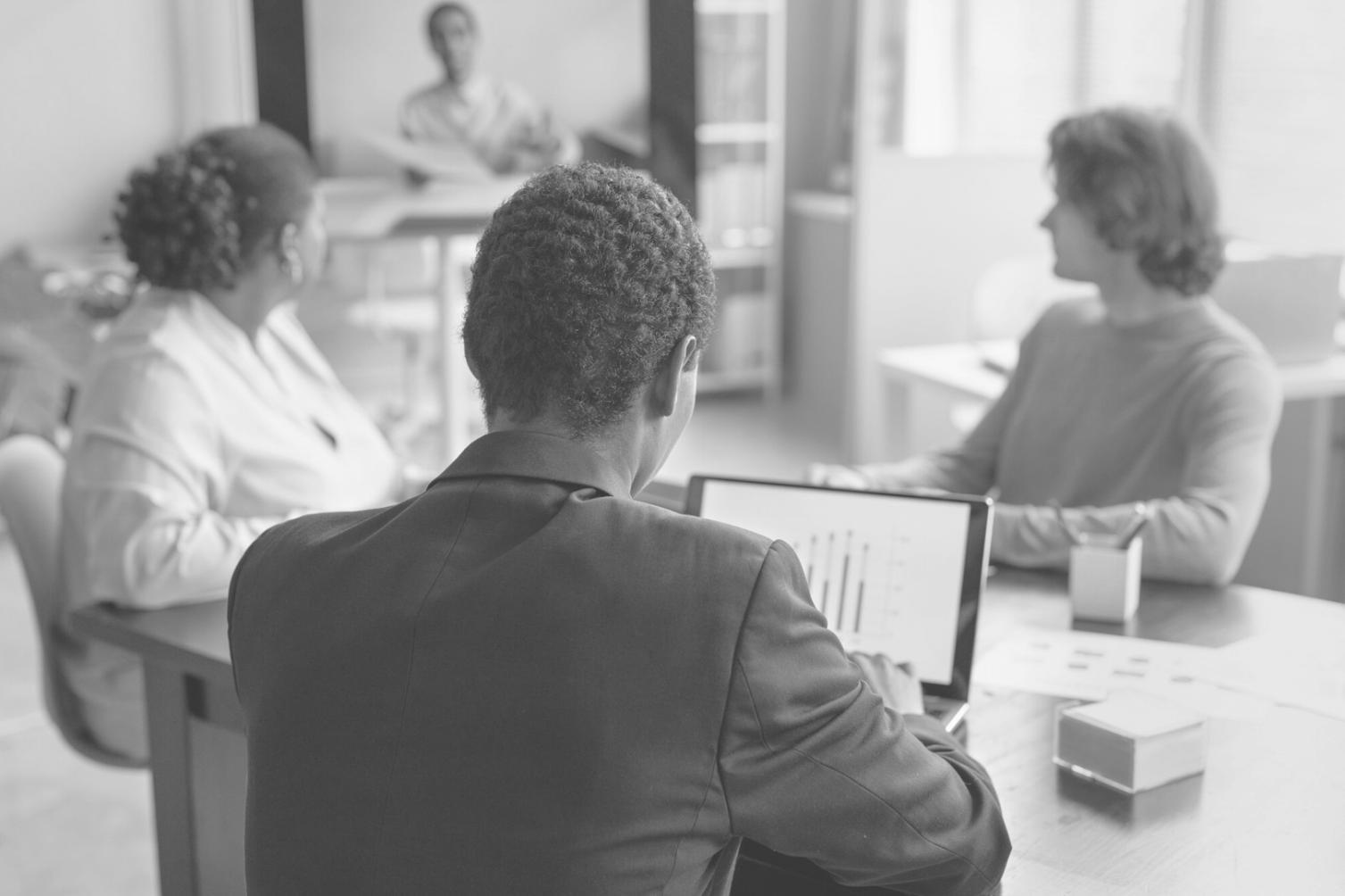Workshop-Szene mit Flipchart und Gruppendiskussion