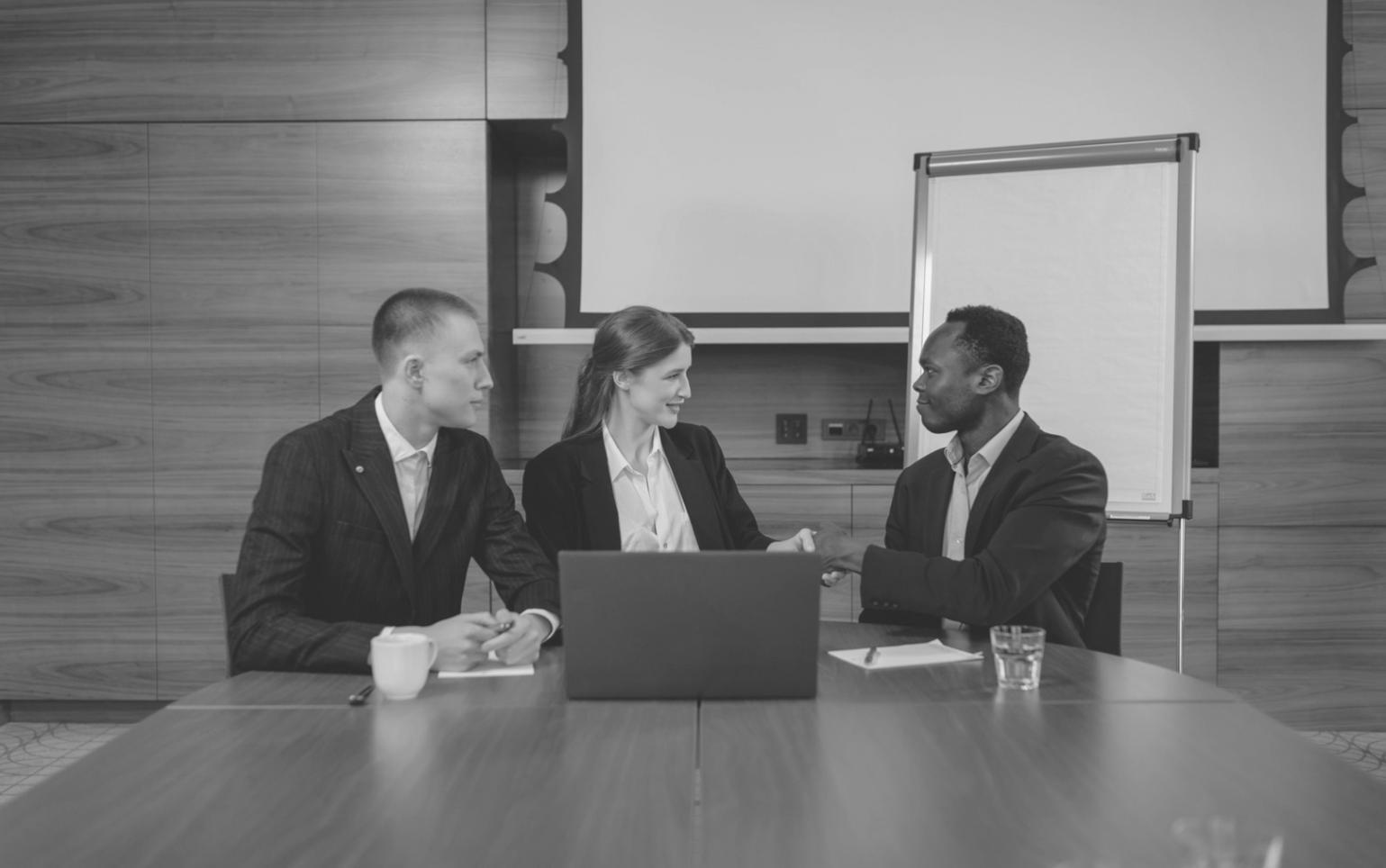 Intensive Workshop-Situation mit Fokus auf Teamentwicklung